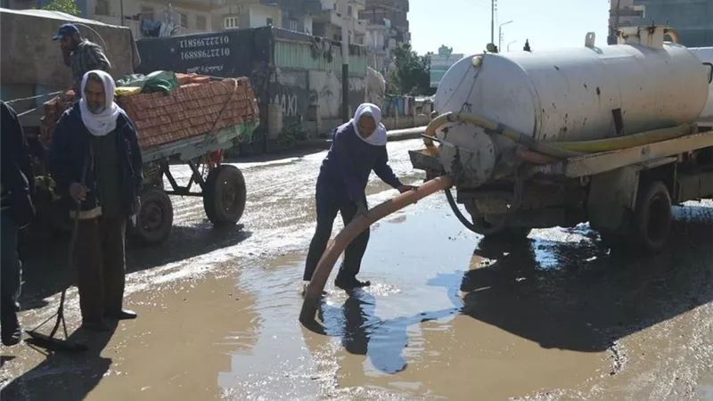 جهود مكثفة لإزالة آثار الأمطار بشوارع متهالكة بمدينة مطوبس