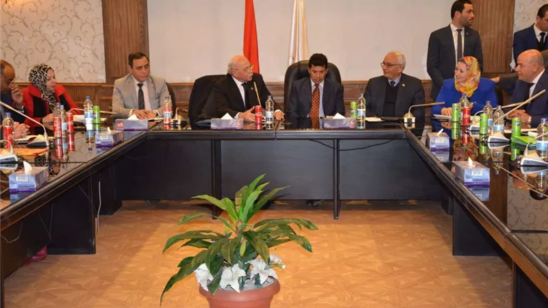 وزير الرياضة يبحث إدراج التربية البدنية كمادة إلزامية ضمن المواد الدراسية