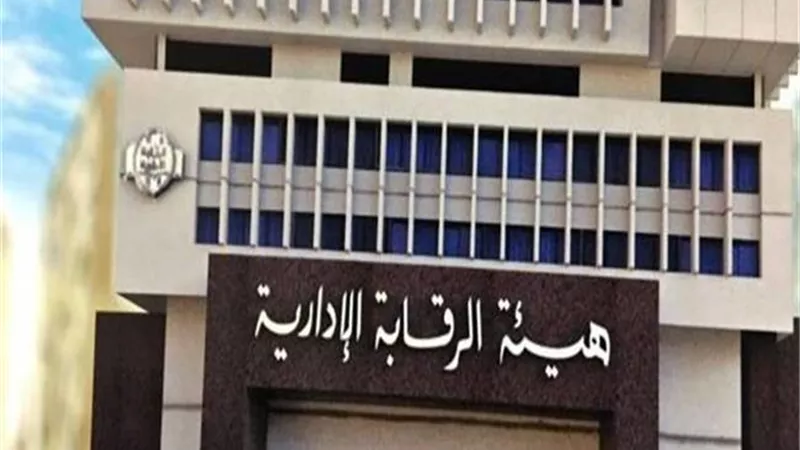 عميد مزيف يحتال على المواطنين.. والرقابة الإدارية تضبطه