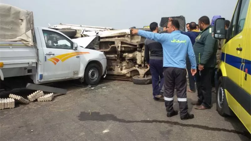 اصابة 4 اشخاص فى حادث تصادم بالطريق الصحراوى