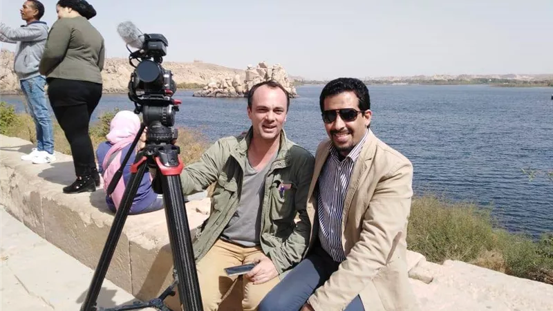 وفد التليفزيون الفرنسى ينهى فيلم تسجيلى عن النيل باسوان