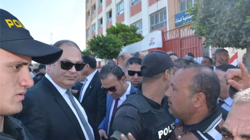 الحقيقة الكاملة لقيام محافظ الغربية بتعنيف مسئولى الصحة والأبنية التعليمية