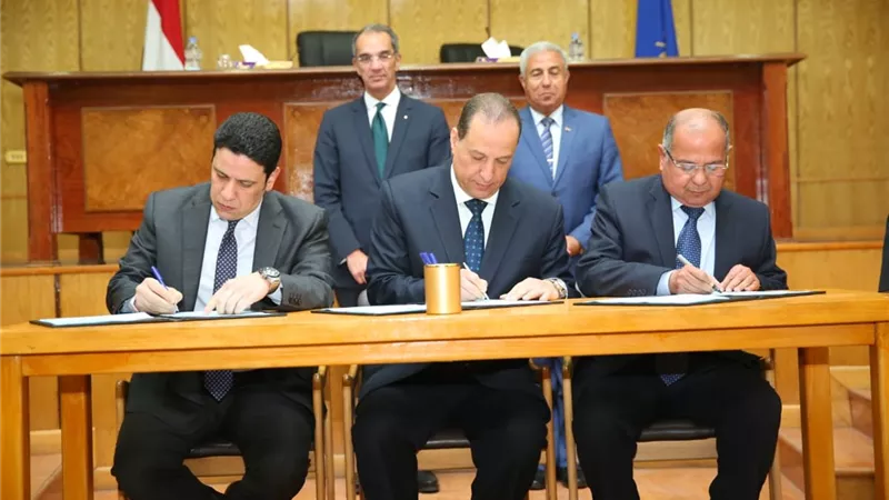 وزير الاتصالات ومحافظ أسوان يشهدان عدد من الاتفاقيات لتحقيق التنمية .. صور