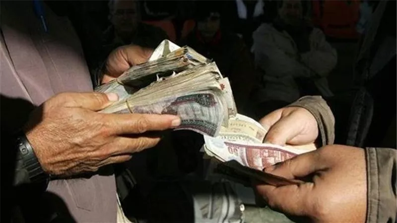 يستولى من المواطنين على مبالغ مالية بحجة تعينهم بالحكومة