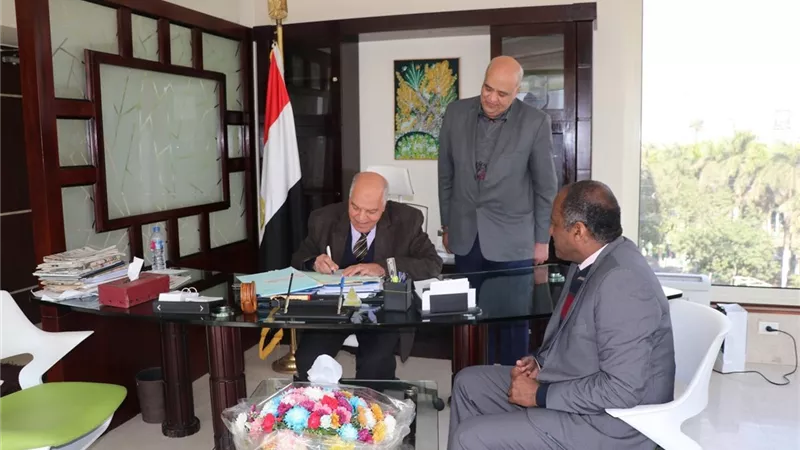 نقيب المعلمين يوقع أول شيكات زيادة الميزة التأمينية لصندوق الزمالة