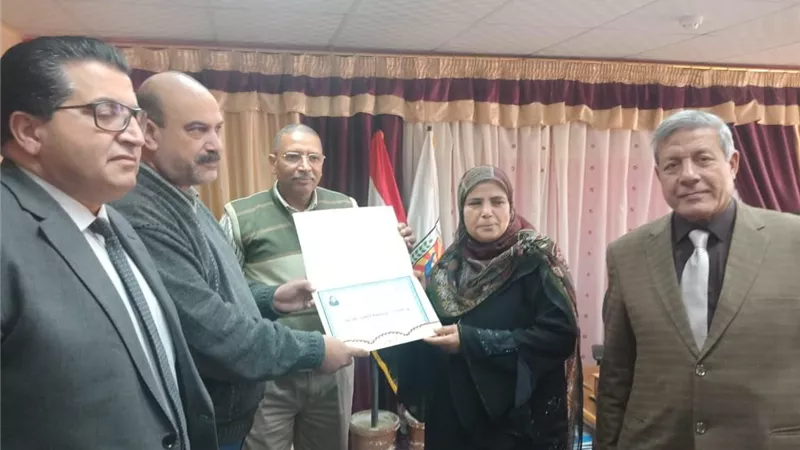 وكيل وزارة التعليم بجنوب سيناء يكرم رئيس قسم الموازنة بالمديرية