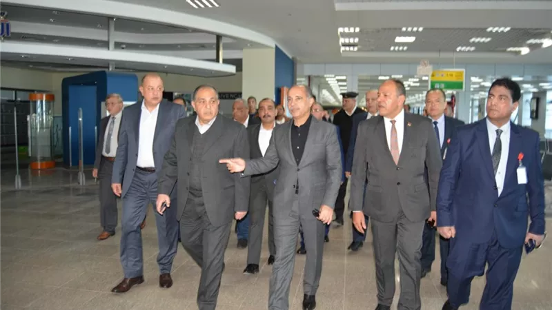 وزير الطيران المدني يتفقد مطار الغردقة الدولي