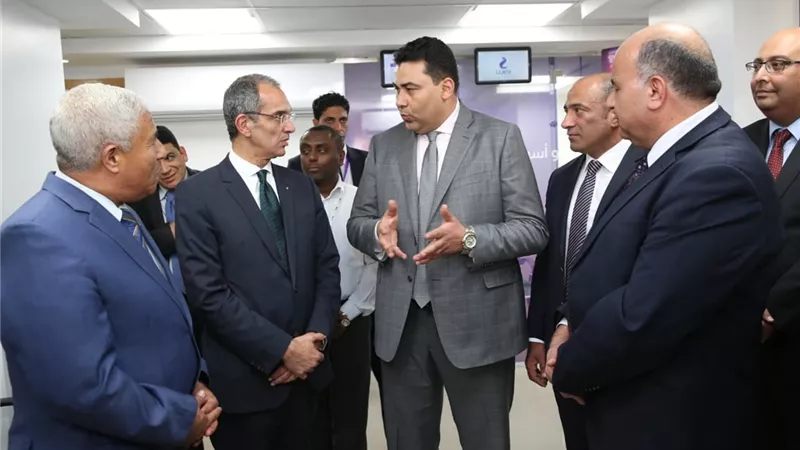 وزير الاتصالات يشهد اتفاقيتى تعاون بين المصرية للاتصالات وفودافون