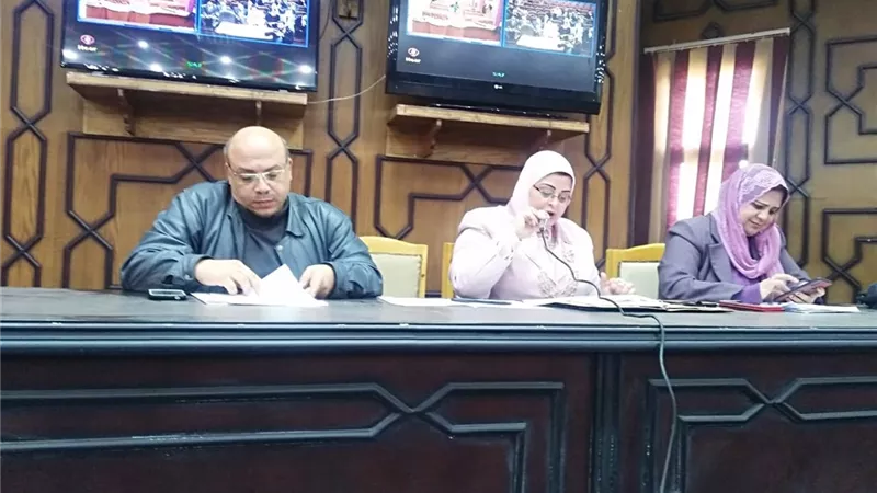 وكيل تعليم كفر الشيخ تتابع تسليم التابلت