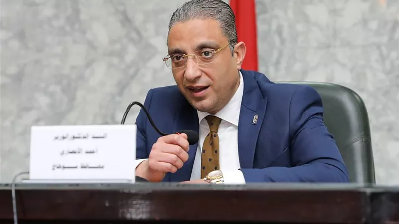 محافظ سوهاج يجري حركة تغييرات واسعة بالقيادات المحلية