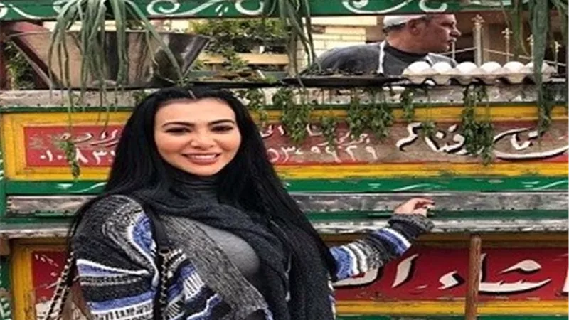 ميريهان حسين من السجن على عربية الفول .. صور
