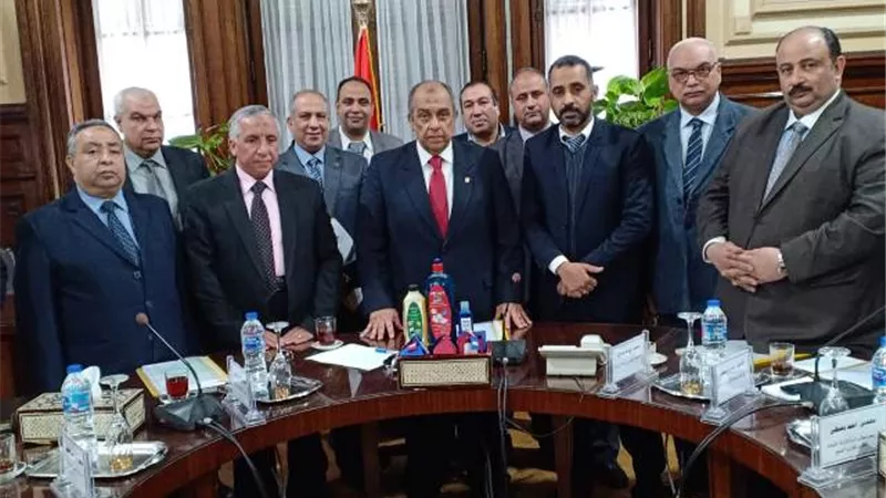 وزير الزراعة يستقبل شباب الباحثين ..نجحوا في انشاء وحدة لانتاج المنظفات الصناعية والطبيعية