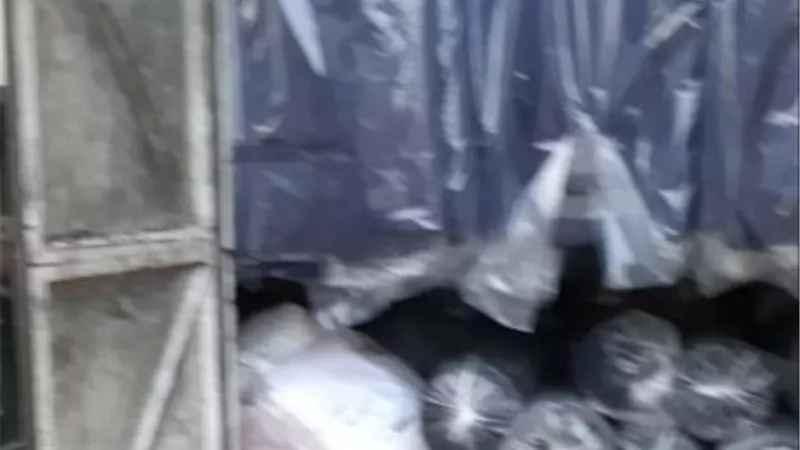 الجمارك تحبط محاولة تهريب ملابس وأقمشة بـ ٥٠٠ الف جنية