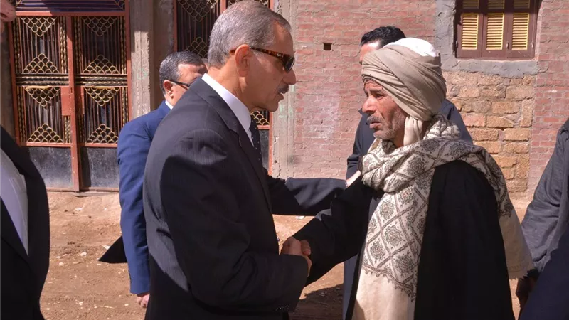 محافظ أسيوط يقدم العزاء لأسر شهيدي الهجوم الإرهابي بسيناء بمسقط رأسهما بالفتح وساحل سليم