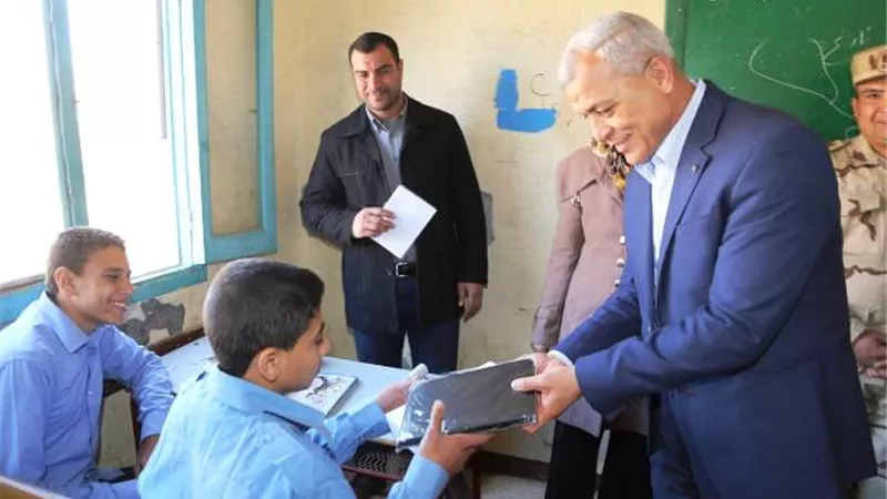 محافظ المنوفية يشهد توزيع التابلت على الطلاب بمنوف