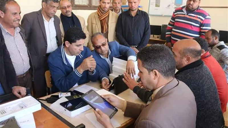 تعليم شبين القناطر يسلم التابلت للطلاب بحضور أولياء الأمور