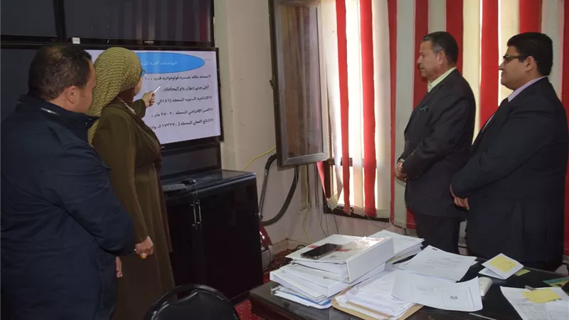 محافظ بني سويف يتابع العمل بمحطة الطاقة الشمسية