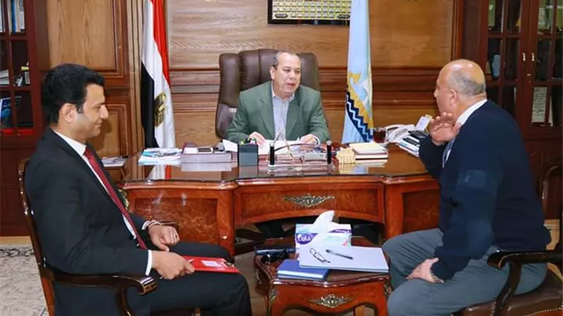 محافظ كفرالشيخ يبحث عدد من ملفات التظلمات والمزادات وتقنين الأراضى مع مفوض الدولة