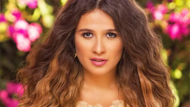 ياسمين عبد العزيز تشعل السوشيال ميديا بصورة جديدة