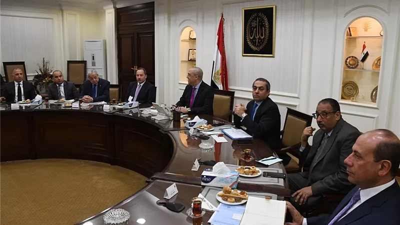 وزير الإسكان يعقد اجتماعاً لمتابعة الموقف التنفيذى