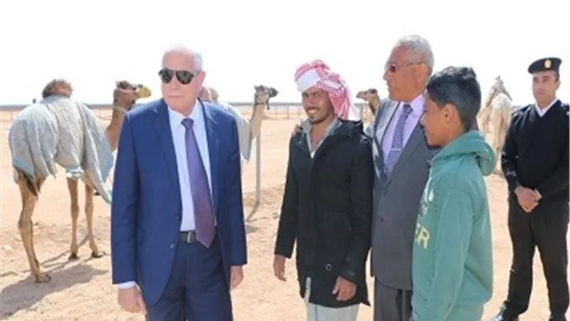 فوده يتفقد مضمار الهجن استعداداً لافتتاحه..صور
