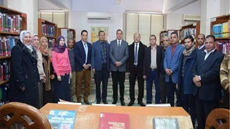 جامعة سوهاج تكرم مدير مكتبة الطب البشري لبلوغه سن التقاعد