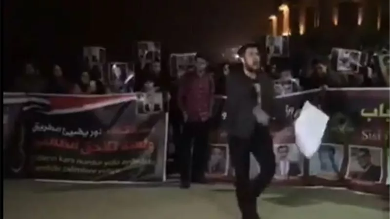 اخواني يهاجم الجماعة الارهابية خلال وقفتهم امام القنصلية .. قياداتهم داسوا علينا بالجزم