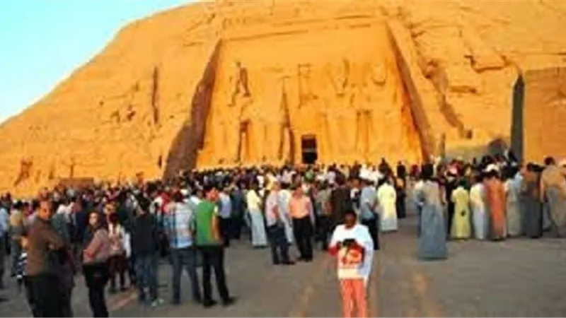 وصول وزيرة السياحة والوفد الدبلوماسي إلي أبو سمبل للاحتفال بتعامد الشمس