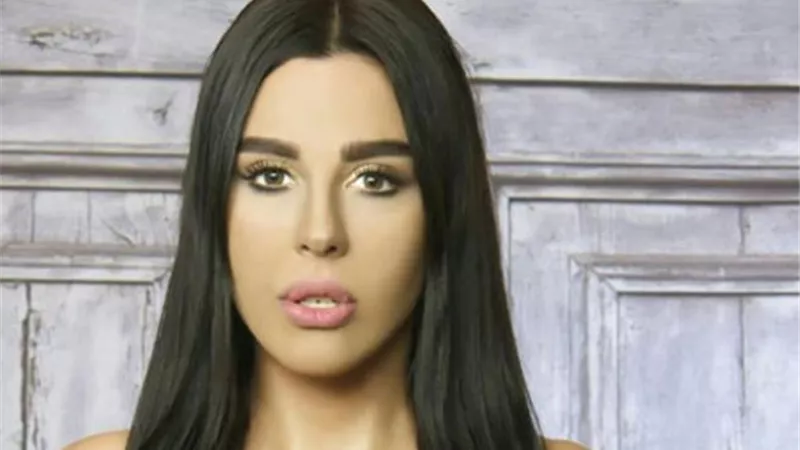 اسباب ارتداء فنانة شهيرة فستان مكشوف فى حفل زفاف