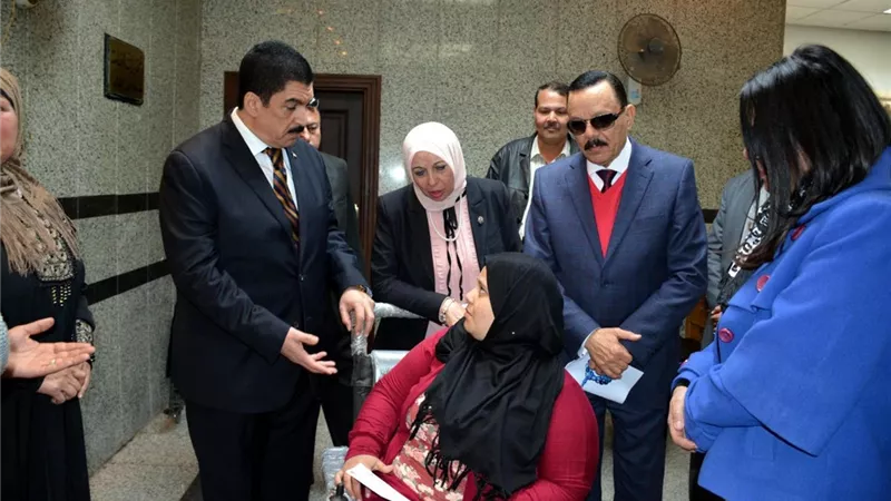 محافظ القليوبية يسلم كرسى كهربائى متحرك لطالبة تعانى من ضمور العضلات