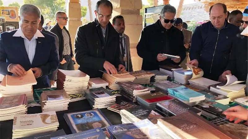 العنانى يتفقد معرضاً للكتب المخفضة من وزارة الآثارعلي هامش ظاهرة التعامد
