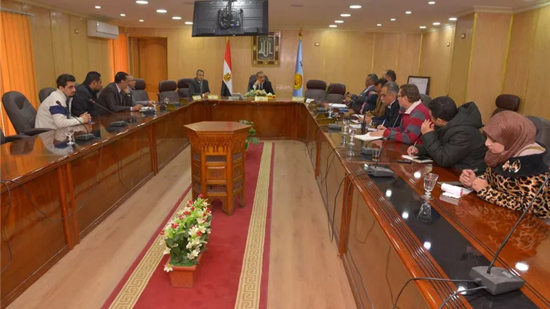 محافظ أسيوط يؤكد على استمرار أعمال التطوير والتجميل بشوارع وميادين المحافظة بمشاركة الشباب