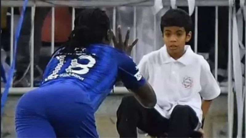 شاهد.. لاعب كرة قدم شهير يصيب طفل بالذعر