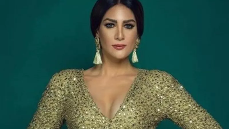 قبلة ساخنة من راقصة مشهورة لتامر .. صور