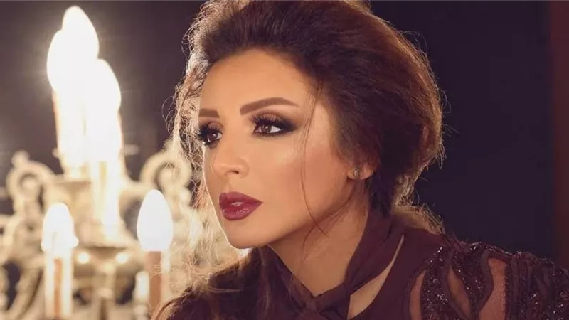 عمرو أديب يوجه رسالة صادمة لجمهور الفنانة أنغام بمناسبة زواجها