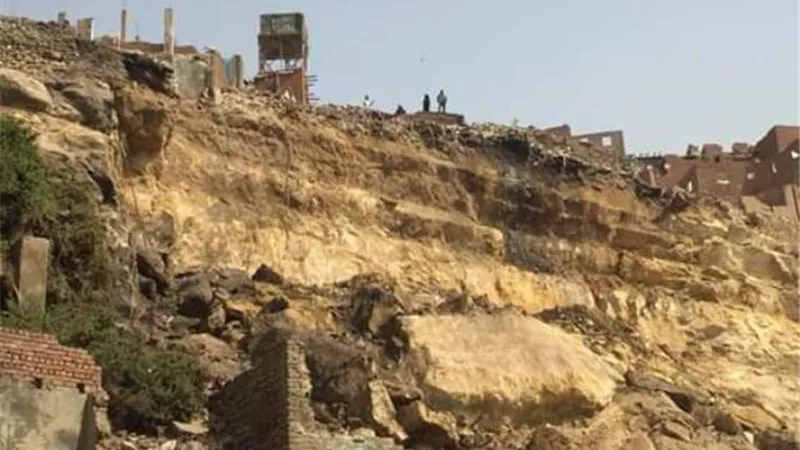 بالصور.. سقوط صخرة جديدة بالدويقة..والمحافظة تتوقعها
