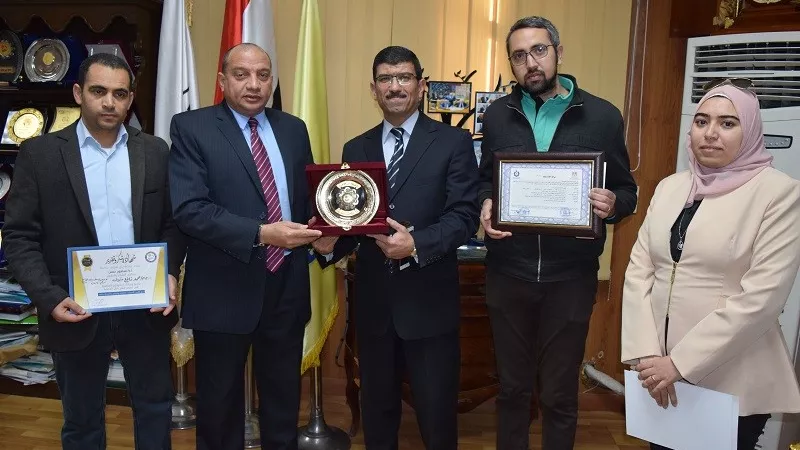 رئيس جامعة بنى سويف يكرم الحاصلين على براءة إختراع في تحلية المياة