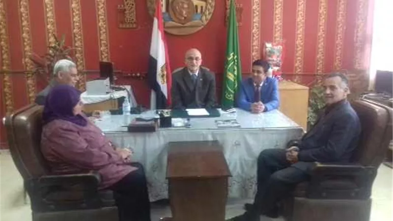 جرمون يلتقى العاملين بتعليم القناطر الخيرية .. ويعد بحل مشاكلهم