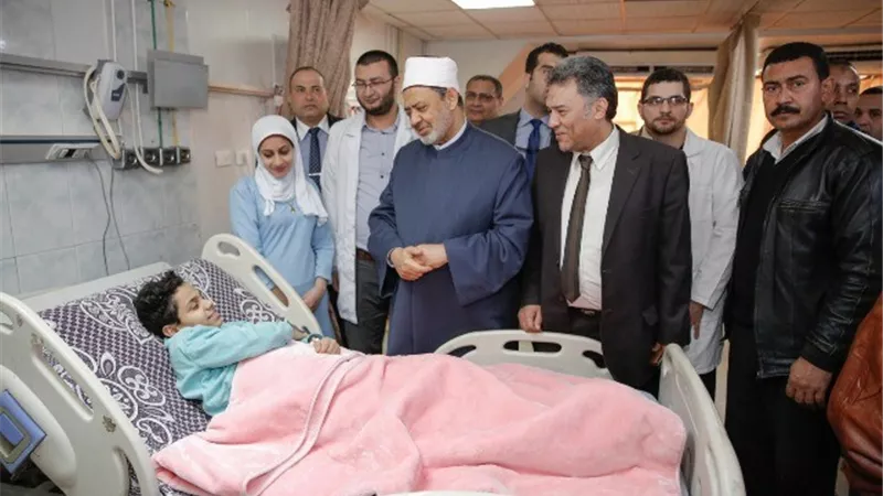 الإمام الأكبر يزور مصابي تفجير الدرب الأحمر الإرهابي في مستشفى الحسين الجامعي