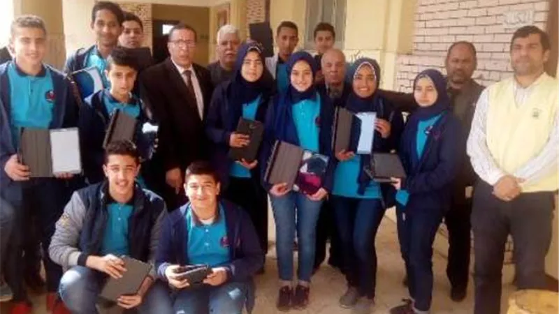 مدير إدارة منشأة القناطر التعليمية يشهد تسليم التابلت لطلبة عادل عبيدو لغات بوردان
