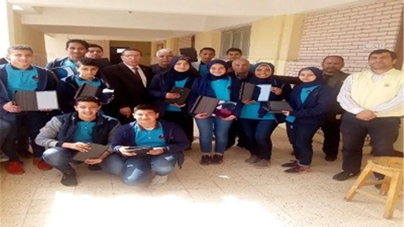 مدير إدارة منشأة القناطر التعليمية يشهد تسليم التابلت