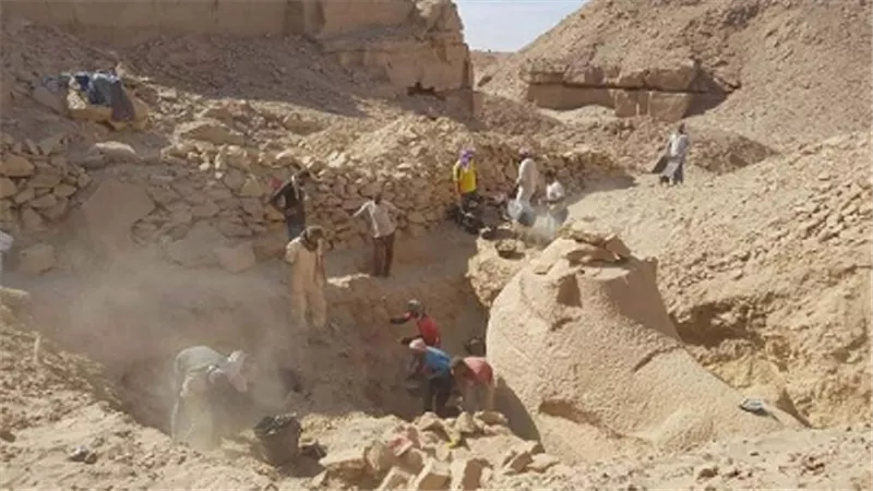العثور على ورشة أثرية لصناعة التماثيل الضخمة بجبل السلسلة.. صور