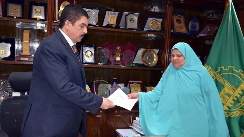محافظ القليوبية يوقع عقود تقنين الوضع على أملاك الدولة