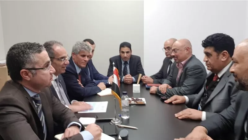 طلعت يبحث مع شركة اتصالات تقديم خدمات المكالمات الصوتية المحلية بمصر