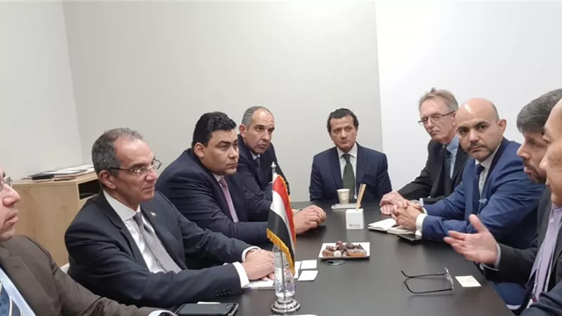 طلعت يناقش مع بي سي سي دبليو التعاون بمجال الكابلات البحرية ومراكز البيانات