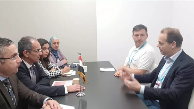 طلعت يبحث انشاء مركزين لخدمات تطوير البرمجيات ودعم التكنولوجيا في مصر