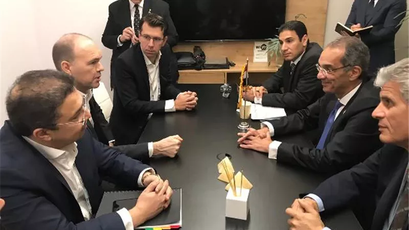 وزير الاتصالات يبحث مع قيادات جوجل وفودافون زيادة استثماراتهما فى مصر