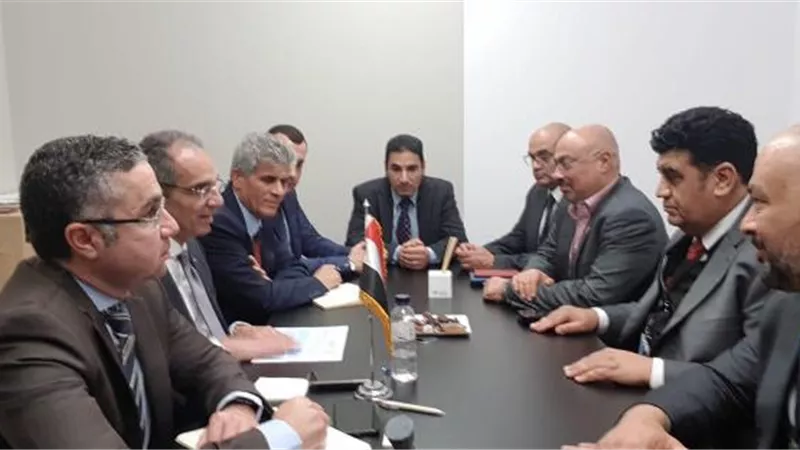 وزير الاتصالات يبحث مع صالح العبدولى وقيادات اتصالات تطوير خدمات تحويل الاموال عبر المحمول