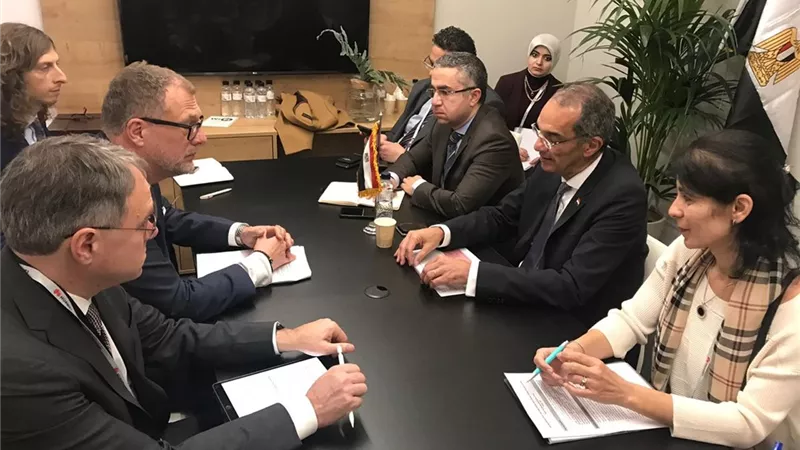منها تطوير البرمجيات .. دعم وزيادة صادرات تكنولوجيا المعلومات .. لقاءات مكثفة لوزير الاتصالات مع كبري الشركات ببرشلونة