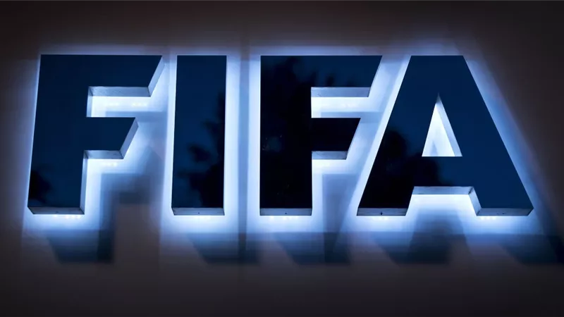 الفيفا يوقف حكم دولى لتورطه بالرشوة